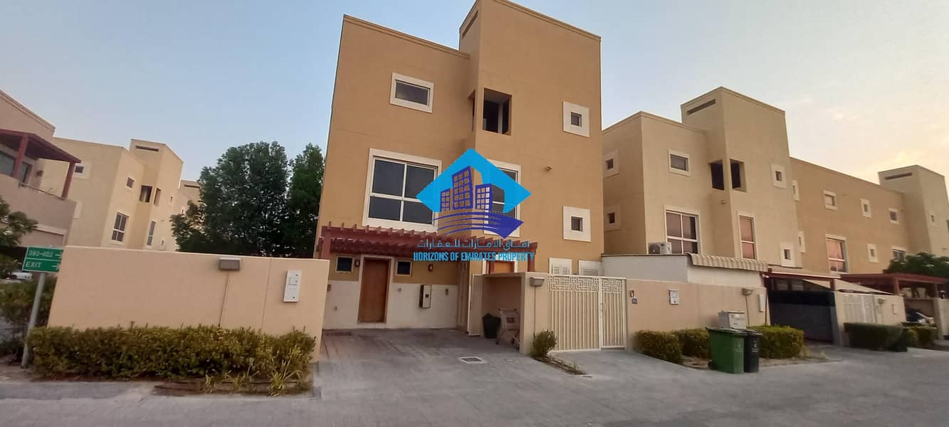 Corner townhouse 4 rooms in a prime location in Samra complex