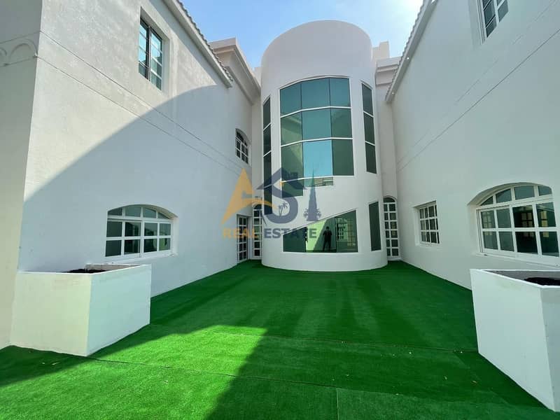Villa with Seven Rooms and Car Parkings