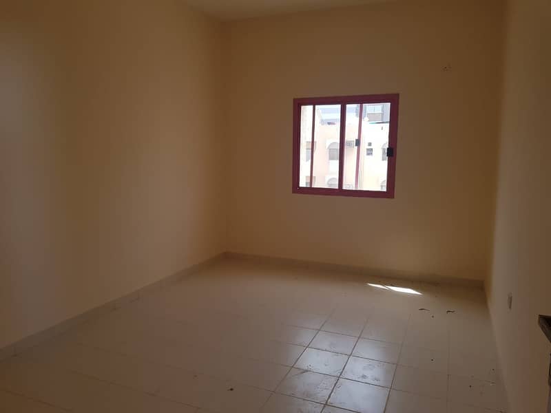 غرفة نوم مع صالة واسعة ومطبخ منفصل مع خزائن مجهزة ، وتقع في اليرموك ، الشارقة بالقرب من مركز الذهب