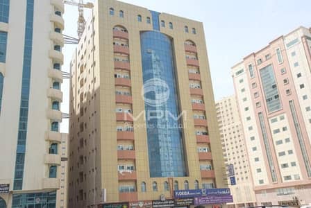 Office for Rent in Al Khan, Sharjah - Spacious Office | Kitchen | Balcony | 6 Chqs