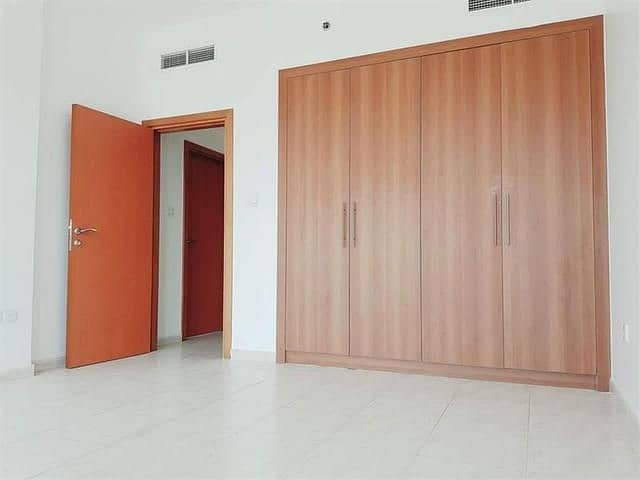 Vacant  1 Bedroom With Balcony  For Sale in Skycourts Tower