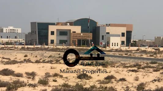 Plot for Sale in Al Qarayen, Umm Al Quwain - A plot of land for sale, residential, commercial, G + 5, in Al Qarayen 1 area, Umm Al Quwain, the corner of two continental streets