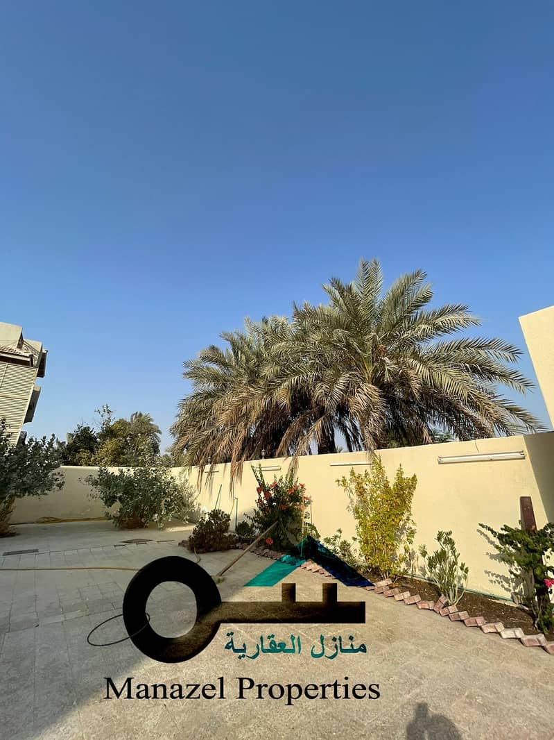 Villa for rent in Mushairef, corner of two Qar streets, very excellent location, close to services.
