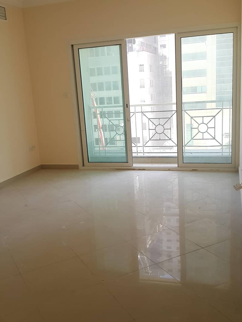 1 BHK/2 full bathrooms/Wardrobes/Balcony/Low rent !