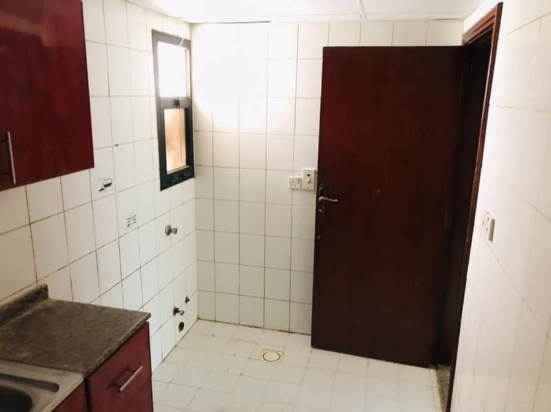 10 AL HAMRIYA BUR DUBAI ONE BEDROOM HALL AVAILABLE  WITH PARKING 2 BALCONEY