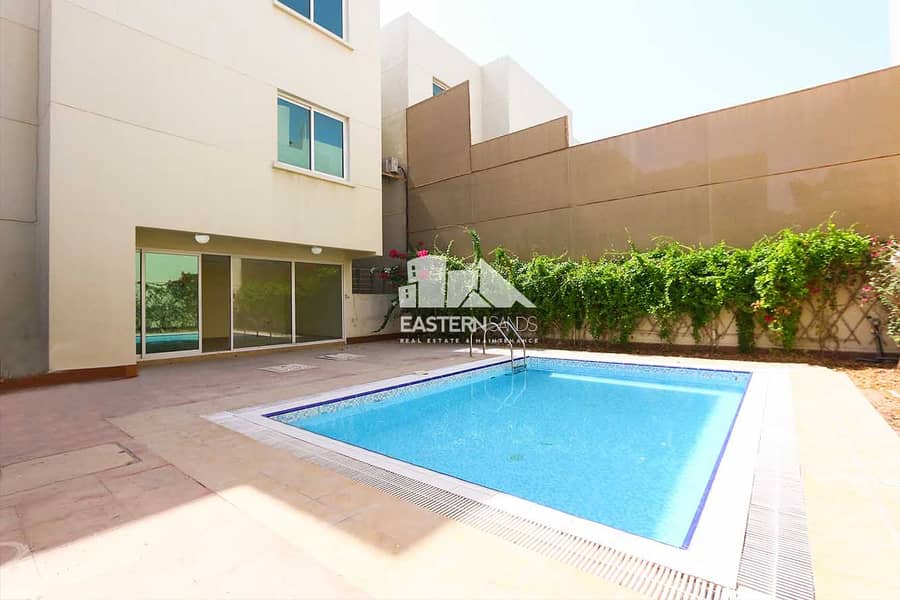 Private Entrance| Basement Parking | Swimming pool