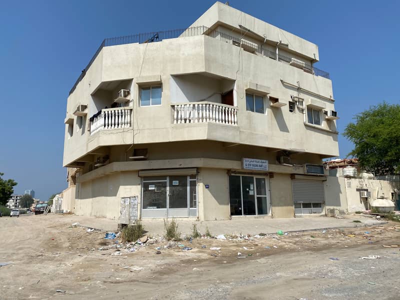 For sale a commercial building with 10% income in Liwara very good location