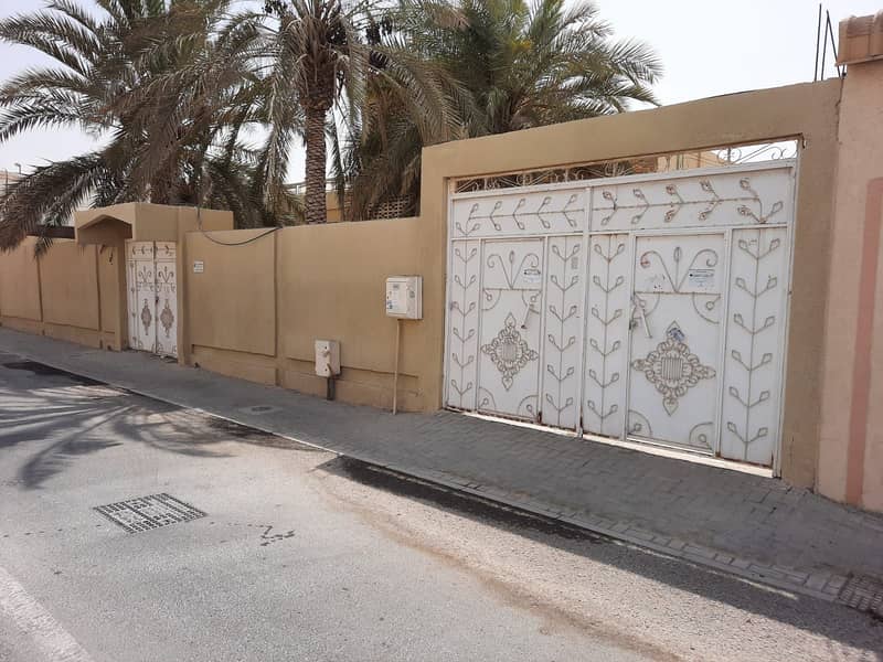 For sale an Arab house in Al-Hazana The house consists of 7 rooms, a hall, an external kitchen with a dining hall and a garage for cars