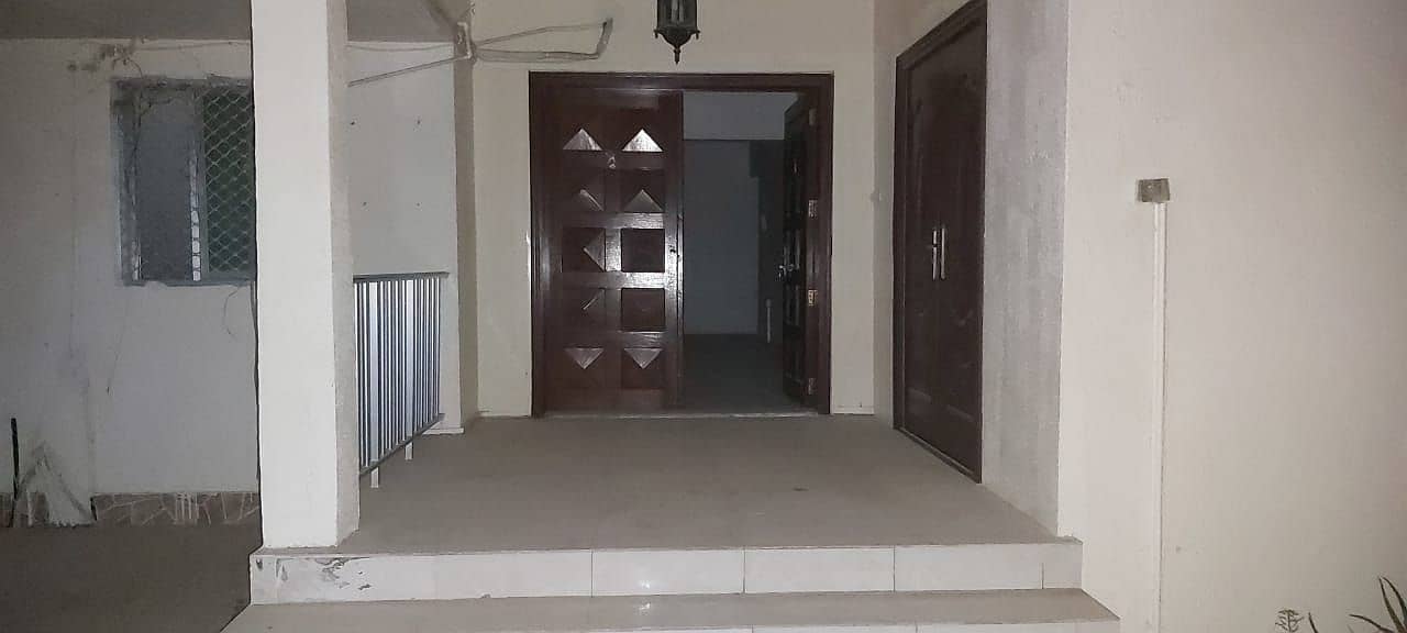 Well Maintained 3 B/r Single storey Split ac Villa  AED. 75,000/-