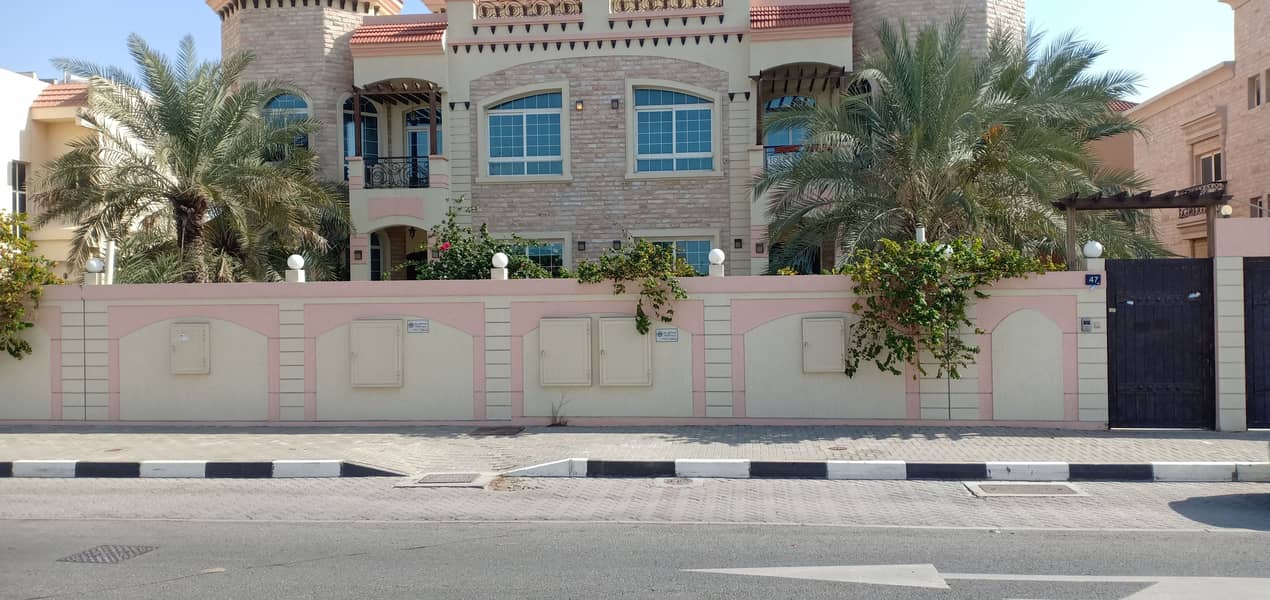 Super Deluxe 3 B/r Central a/c Villa with Pvt Pool, AED. 125,000/-
