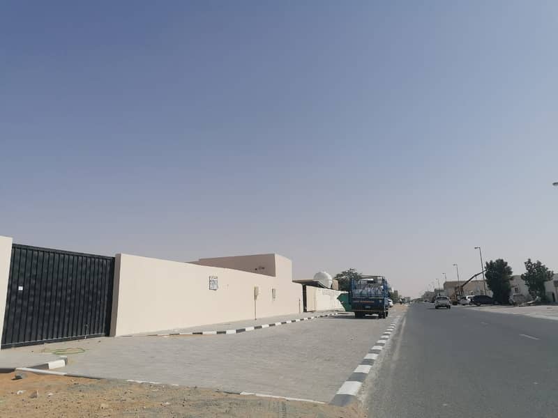 BAUNDRY  WALL ALL FOR SALE IN EMIRATES INDUSTRIAL AREA BLOK 7