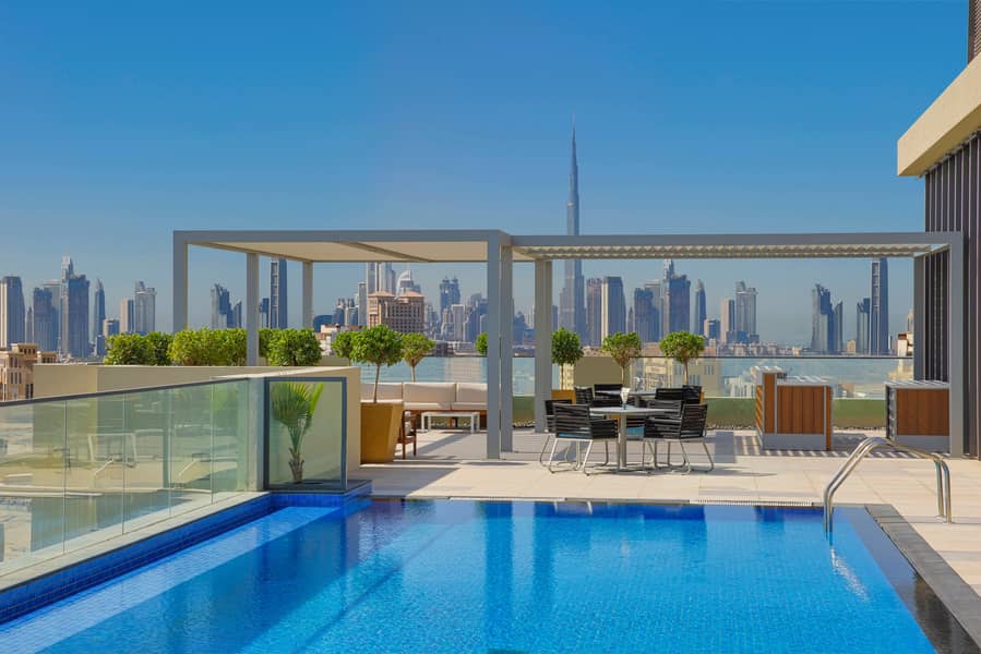 8 Swimming Pool overlooking Downtown