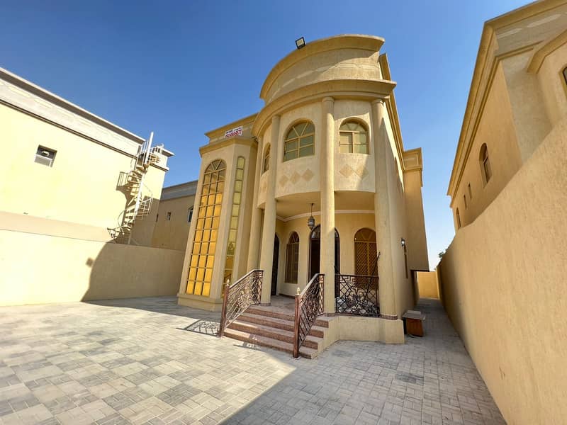 For rent a new villa in the Emirate of Ajman, Al Rawda, the first inhabitant, consisting of five rooms, a board and a hall, at an excellent price