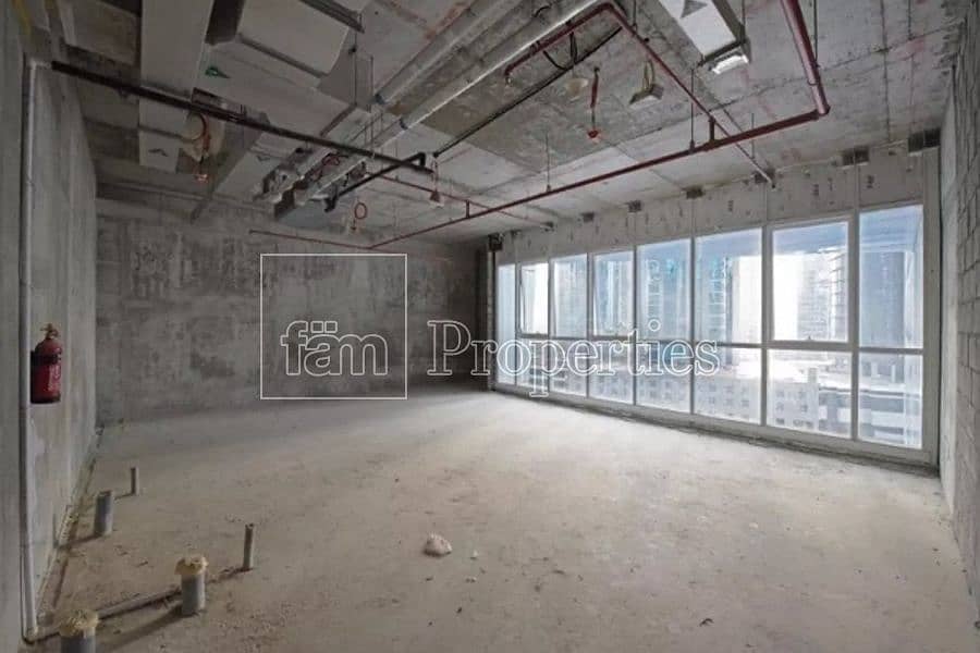 4 Spacious office unit with lake view