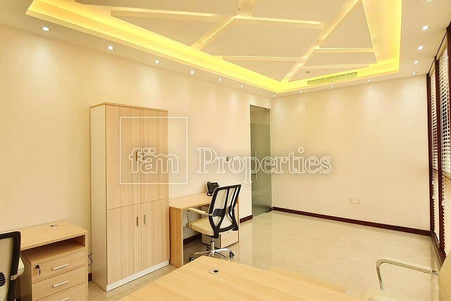 14 Spacious office unit with lake view