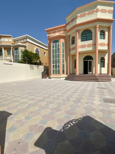 Villa for rent in Ajman, Al-Rawda area, two floors, near the asphalt street, large areas, the villa is fully maintained