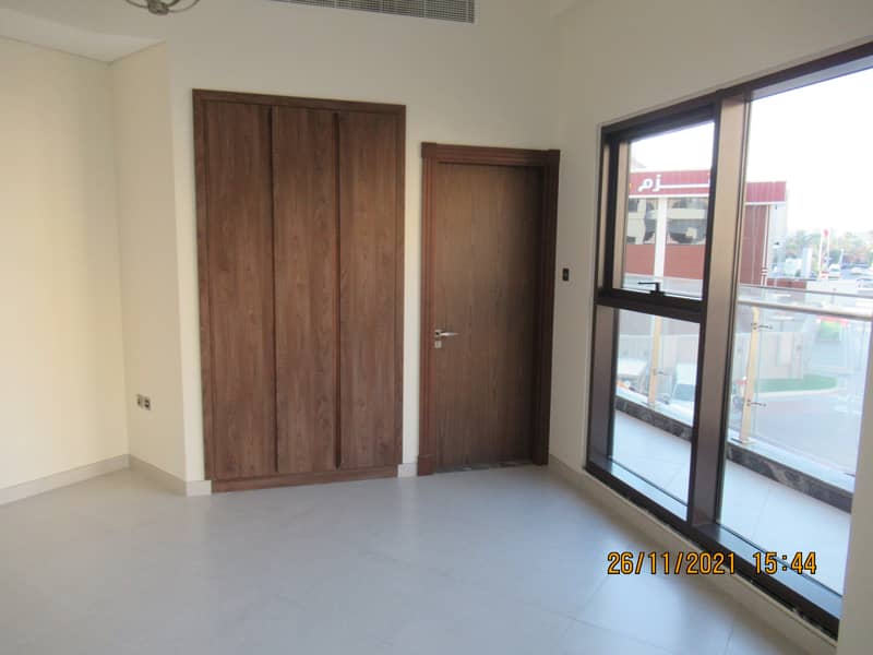 New Luxuriuos studio|closed fitted kitchen|road facing balcony|1 month rent free|pool &gym|6 chqs|50k p/a.
