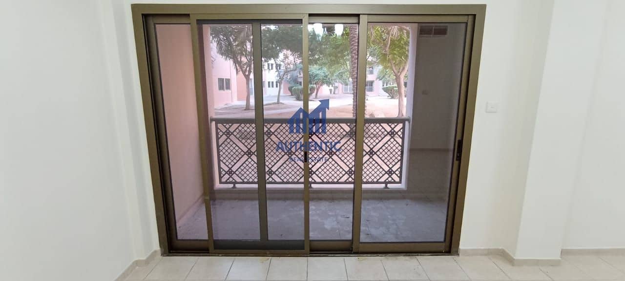 Large 3Bed|Near School and Mall|Ready to Move|Balcony