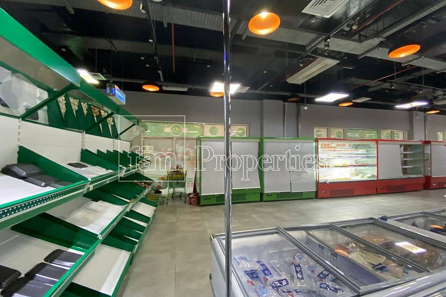 8 Downtown Dubai area retail shop for rent