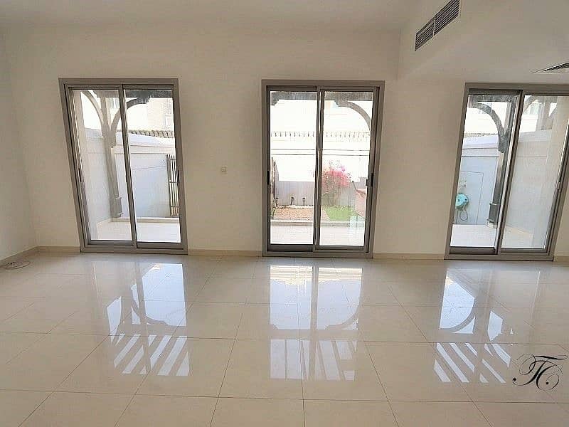 Вилла в Фалькон Сити, 2 cпальни, 2300000 AED - 5558216