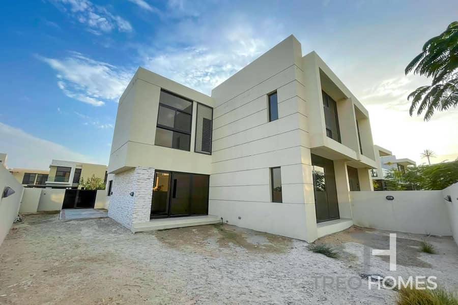 Genuine Listing|Close to Pool| Stunning