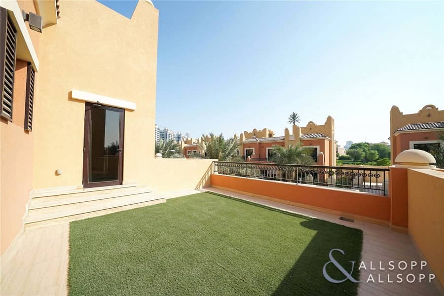 8 4 Bedroom | High Quality | Private Garden