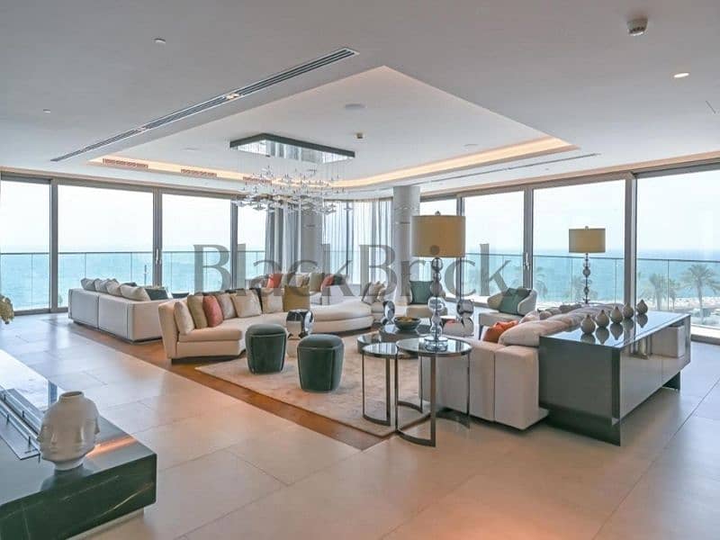 Luxury Apartment with Skyline and Sea Views