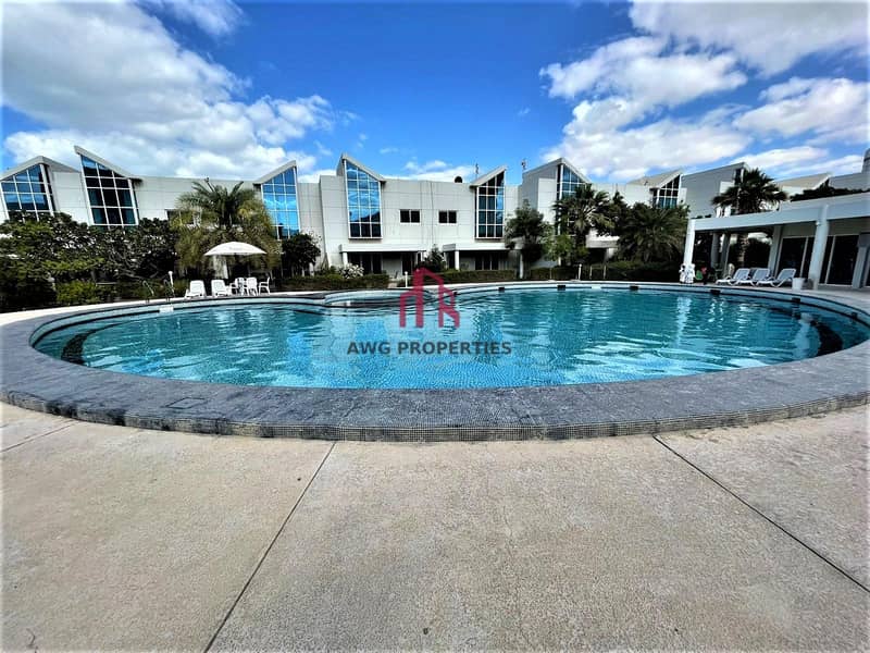 MODERN STYLE! CLOSE TO METRO! POOL VIEW!