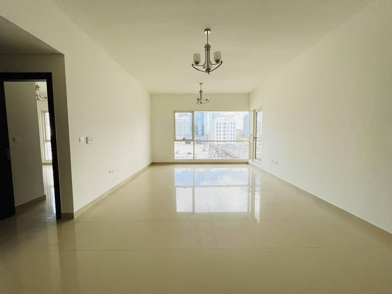 شقة في شارع الشيخ زايد 2 غرف 62999 درهم - 5566578