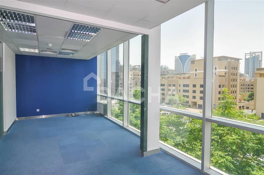 Sheikh Zayed Road view / Luxury / Bright office