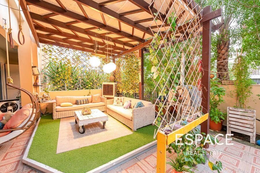 Spacious | Upgraded Courtyard Apartment