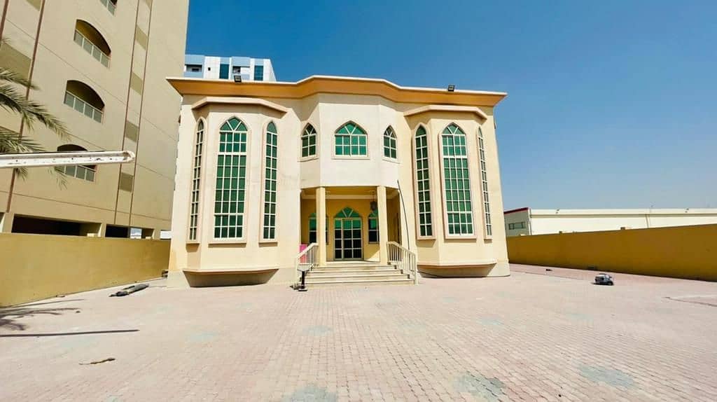 HUG SIZE VILLA AVAILBLE FOR RENT 6 BEDROOMS WITH MJLIS HALL IN AL RAWDA 3 AJMAN RENT 100,000/- AED YEARLY