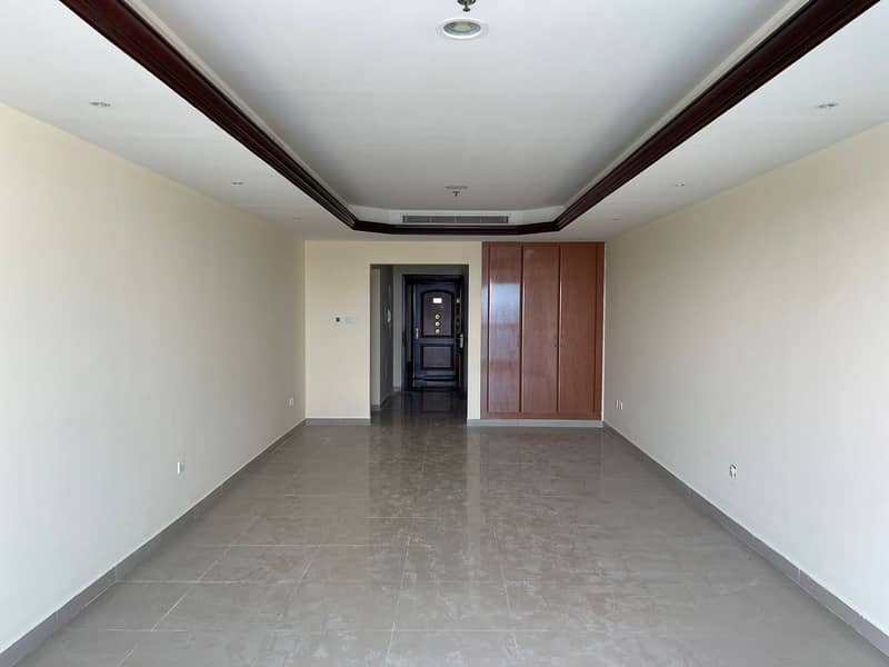 Two-bedroom apartment and a hall with a maid's room, free air conditioning, at a special price
