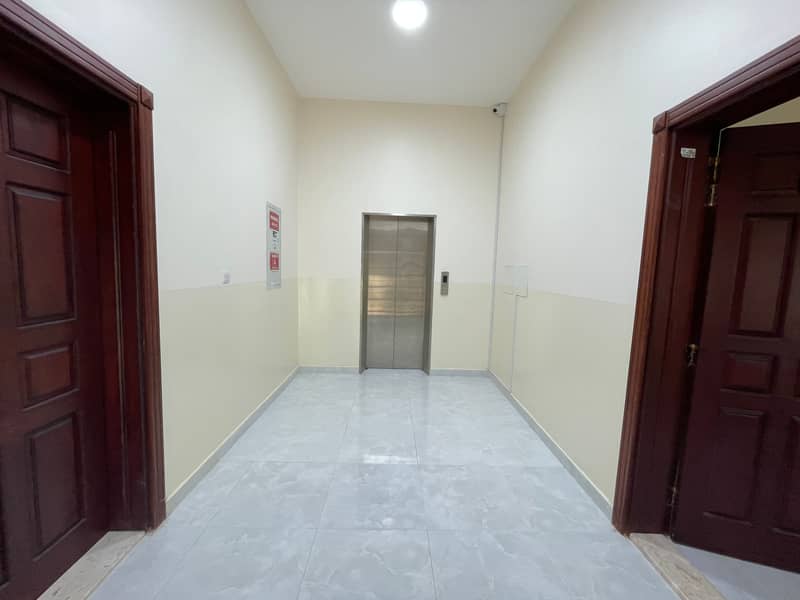 للايجار شقة في بني ياس فيها مصعد مكونه من ثلاث غرف وصاله عقد حكومي نظيفة جدا