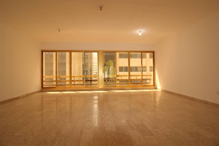 Spacious & well-maintained 3 BR apartment ! | Featured location in Al corniche!