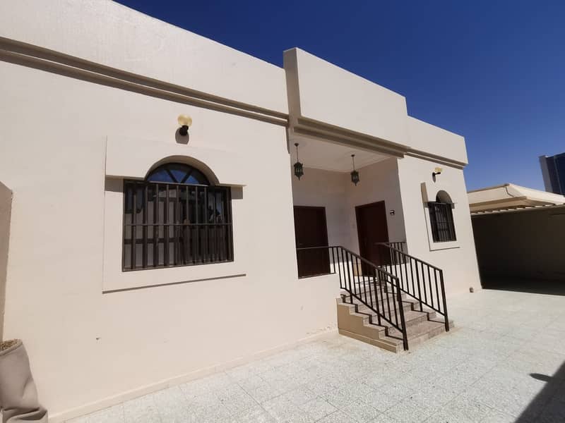 Villa for rent in Ajman, Mushairif, on an asphalt street, ground floor, 4 rooms and 5 bathrooms, without air conditioners