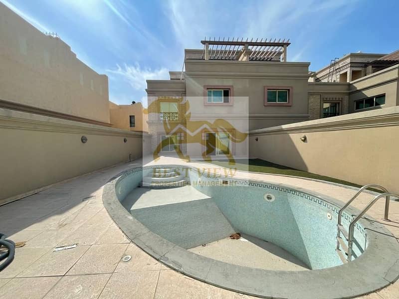 Spacious Villa 6 Masters Bedrooms with swimming pool.