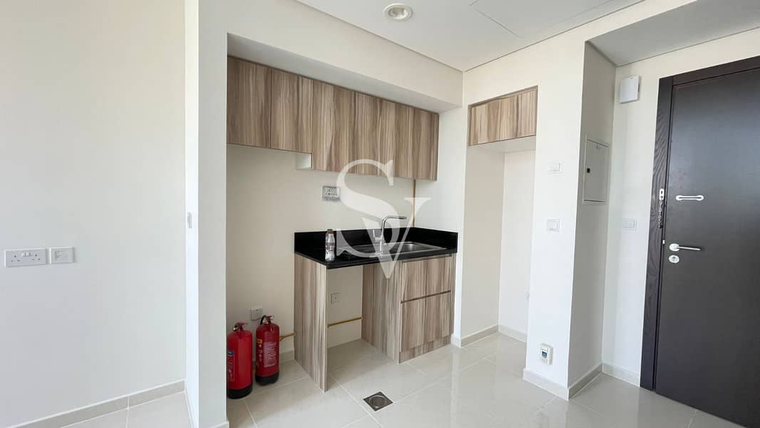 8 Luxurious 1BR | Brand New | Well Maintained