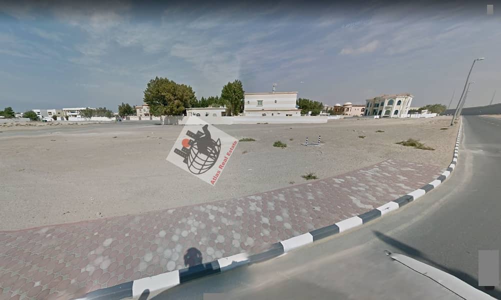 للبيع  أرض سكنية  فى منطقة الياش –  تطل على شارع المطار -الذيد مدينة الشارقة. موقع مميز