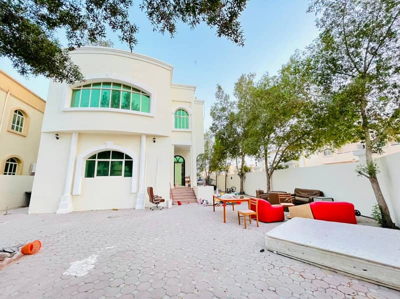 Two-storey villa for rent in Ajman, Al-Rawda area, next to a mosque, near the asphalt street, a well-maintained and clean house with air conditioners