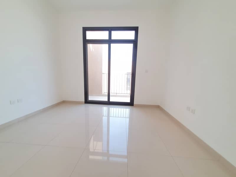 Very huge corner 3bed villa with maids room with full facilities 3000sqft rent 85k in nasma residences