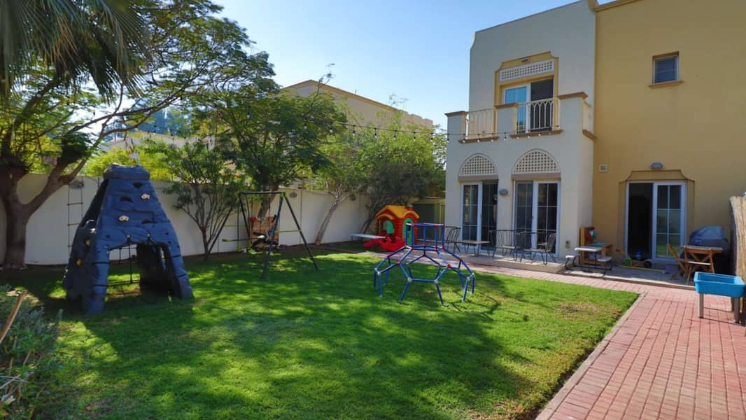 12 Fully Upgraded Villa with a Landscaped Garden in The Springs