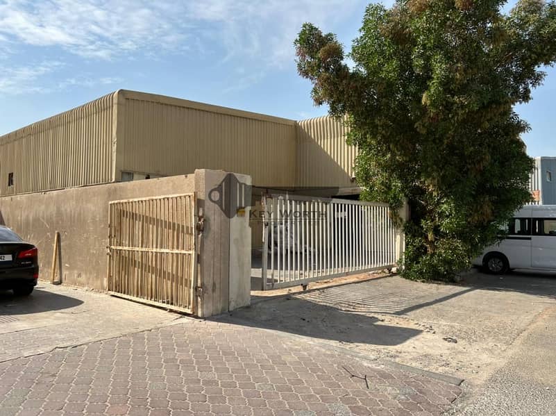 Individual gated warehouse | High ceiling | Loading bay