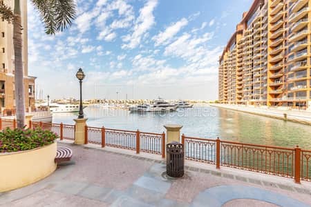 2 Bedroom Townhouse for Sale in Palm Jumeirah, Dubai - Upgraded Kitchen | Stunning Waterfront Townhouse