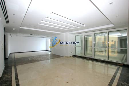 4 Bedroom Penthouse for Sale in Business Bay, Dubai - Panoramic skyline view penthouse  on top floor