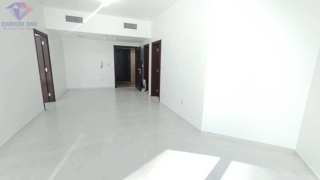 شقة في فتوح الخير،شارع المطار 1 غرفة 50000 درهم - 5580812