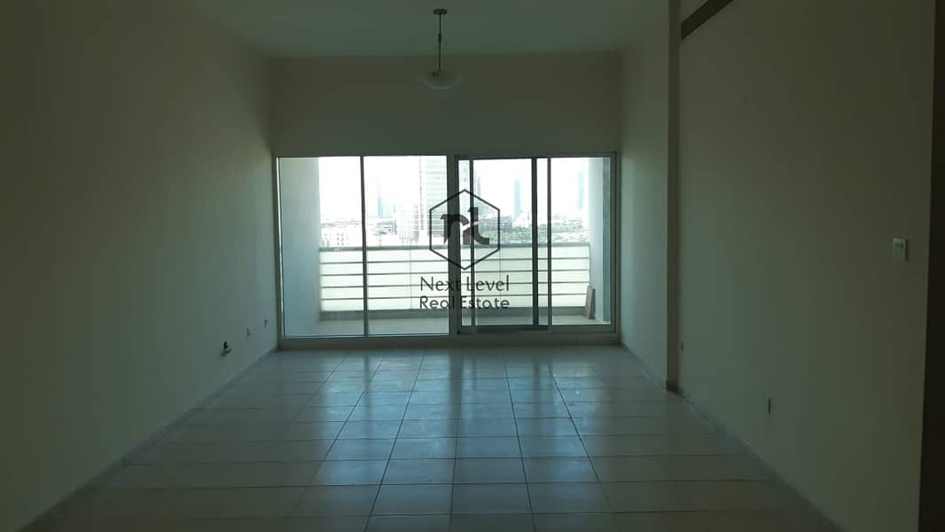 vacant large 2 bedroom  with balcony +close kitchen +laundry and parking