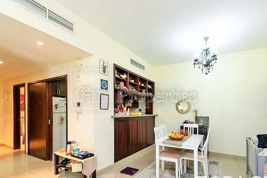 4 Spacious unit with lake view| Close to school