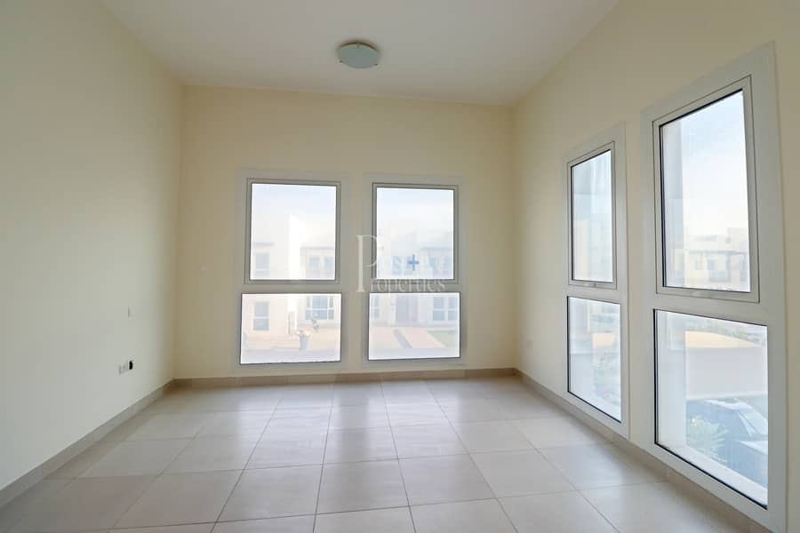 10 5 BED+MAID ROOM TOWNHUSE VACANT NEAR TO SZR