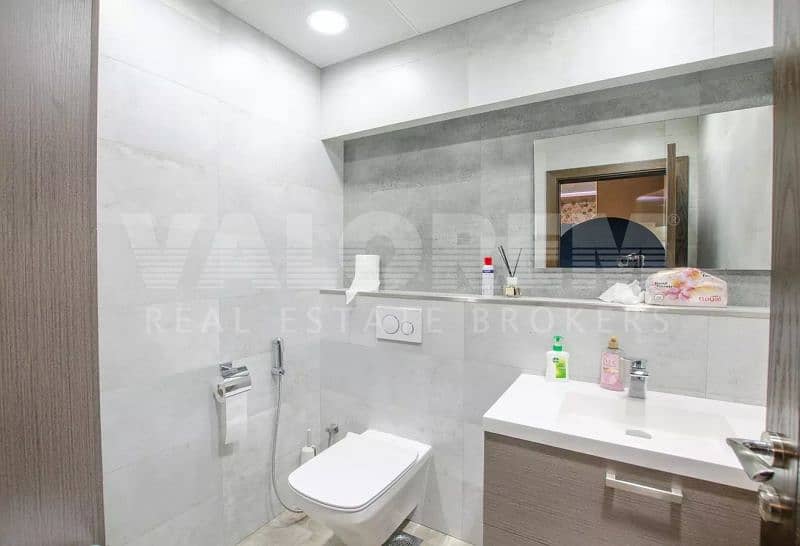 6 fully fitted |inside Toilet Pantry | Close to Metro